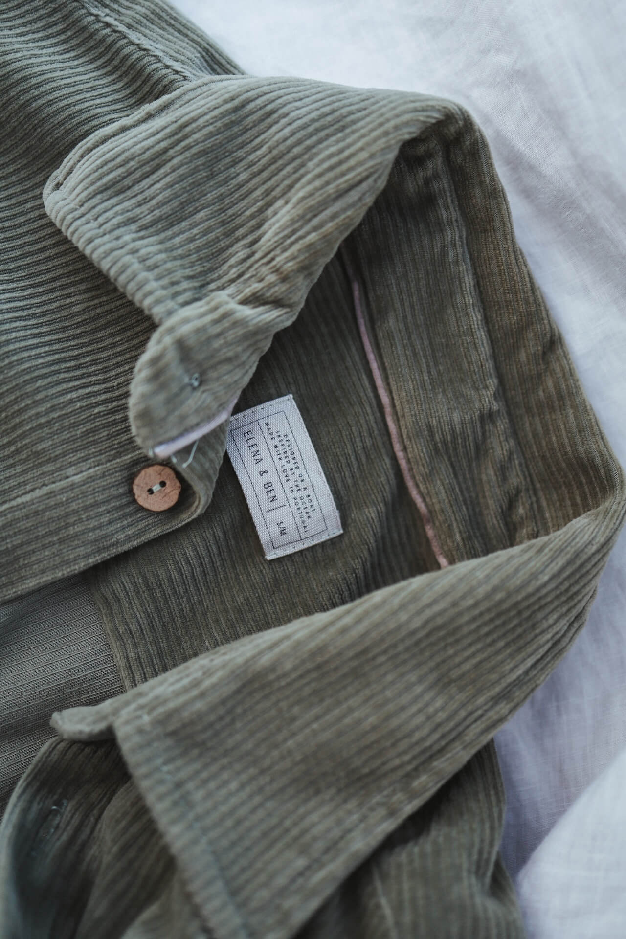 UNISEX Cord Hemd TAVIRA - Olive